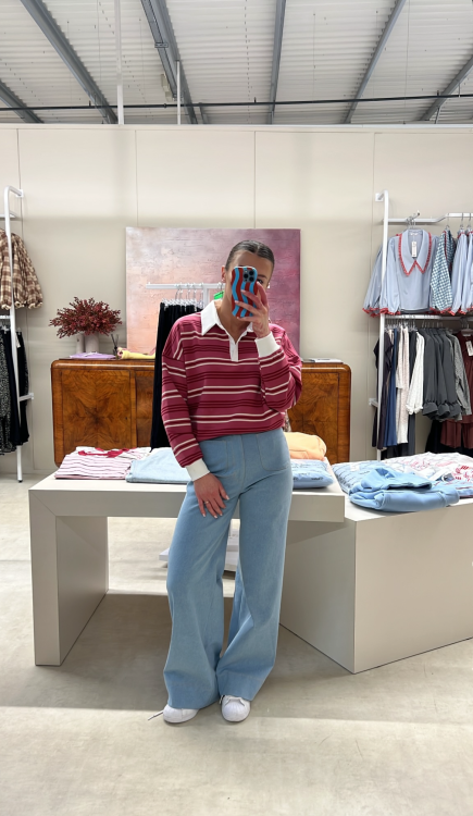 bluza rysia purpura, bluza w paski z kołnierzykiem purpura, bluza z kołnierzykiem na wiosnę, bluza damska polo, bluza z kołnierzykiem do jeansów, bluza dresowa do kamizelki puchowej, bluza dresowa w paski na wiosnę do jeansów