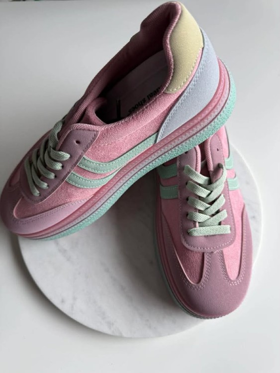 różowe sneakersy na grubej podeszwie, różowe sneakersy na wiosnę, różowe buty do jeansów, płaskie obuwie damskie, trampki damskie różowe, buty sportowe buty różowe