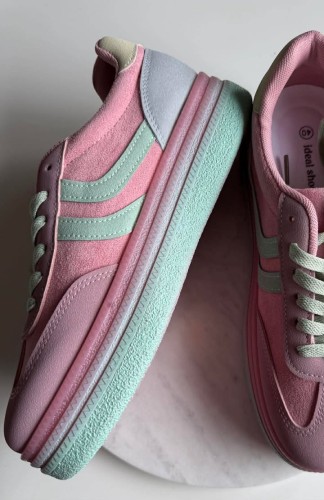 różowe sneakersy na grubej podeszwie, różowe sneakersy na wiosnę, różowe buty do jeansów, płaskie obuwie damskie, trampki damskie różowe, buty sportowe buty różowe