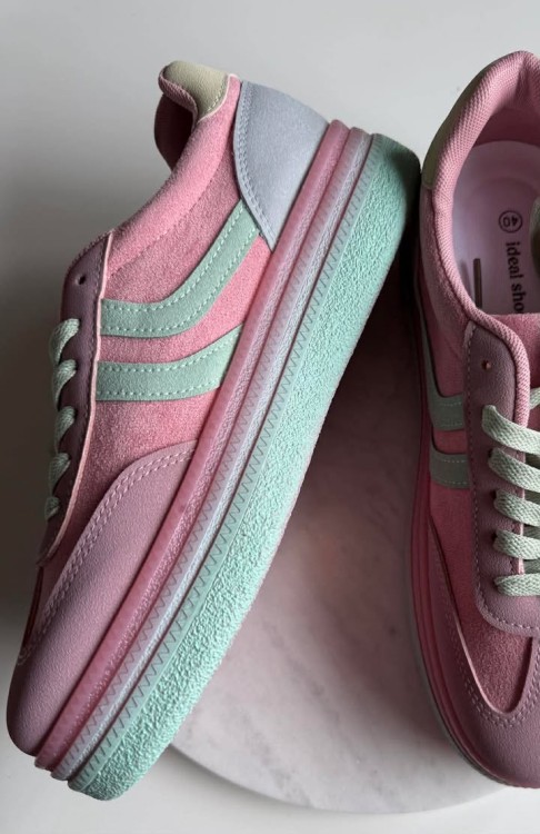 różowe sneakersy na grubej podeszwie, różowe sneakersy na wiosnę, różowe buty do jeansów, płaskie obuwie damskie, trampki damskie różowe, buty sportowe buty różowe