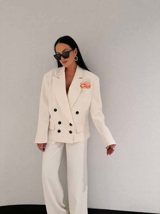 la milla marynarka średnia biała, marynarka la milla dwurzędowa biała, marynarka damska biała, la milla garnitur biały, la milla elegancki garnitur biały, la milla marynarka dwurzędowa, garnitur damski na wiosnę, la milla biały garnitur na wiosnę
