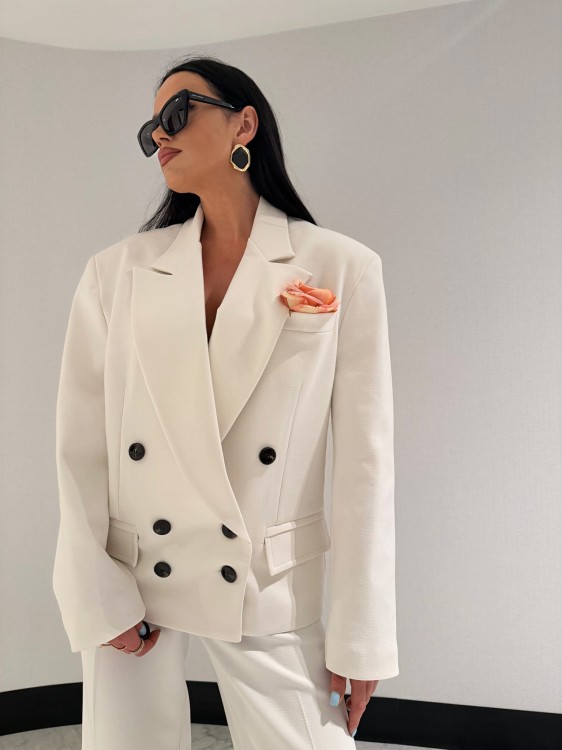 la milla marynarka średnia biała, marynarka la milla dwurzędowa biała, marynarka damska biała, la milla garnitur biały, la milla elegancki garnitur biały, la milla marynarka dwurzędowa, garnitur damski na wiosnę, la milla biały garnitur na wiosnę