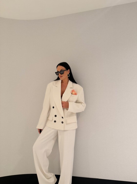 la milla marynarka średnia biała, marynarka la milla dwurzędowa biała, marynarka damska biała, la milla garnitur biały, la milla elegancki garnitur biały, la milla marynarka dwurzędowa, garnitur damski na wiosnę, la milla biały garnitur na wiosnę