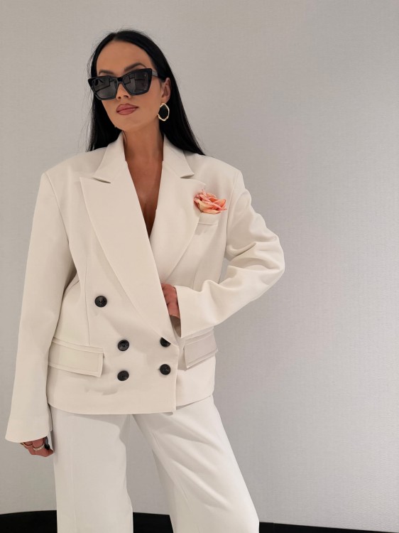 la milla marynarka średnia biała, marynarka la milla dwurzędowa biała, marynarka damska biała, la milla garnitur biały, la milla elegancki garnitur biały, la milla marynarka dwurzędowa, garnitur damski na wiosnę, la milla biały garnitur na wiosnę