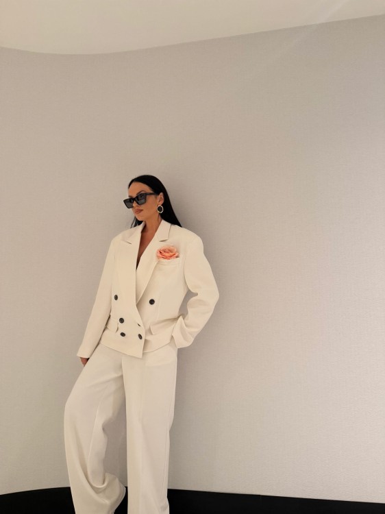 la milla marynarka średnia biała, marynarka la milla dwurzędowa biała, marynarka damska biała, la milla garnitur biały, la milla elegancki garnitur biały, la milla marynarka dwurzędowa, garnitur damski na wiosnę, la milla biały garnitur na wiosnę