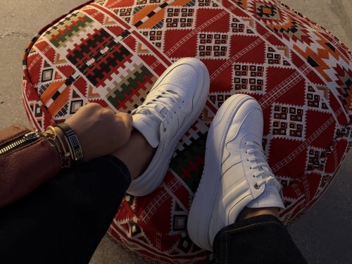 sneakersy la milla białe, białe sneakersy la milla na wiosnę, skórzane adidasy la mila białe, płaskie obuwie damskie, skórzane obuwie damskie na wiosnę, buty sportowe la milla białe, trampki la milla białe