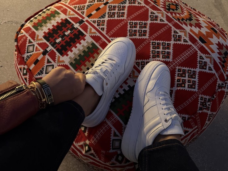 sneakersy la milla białe, białe sneakersy la milla na wiosnę, skórzane adidasy la mila białe, płaskie obuwie damskie, skórzane obuwie damskie na wiosnę, buty sportowe la milla białe, trampki la milla białe