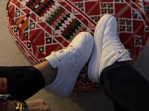 sneakersy la milla białe, białe sneakersy la milla na wiosnę, skórzane adidasy la mila białe, płaskie obuwie damskie, skórzane obuwie damskie na wiosnę, buty sportowe la milla białe, trampki la milla białe