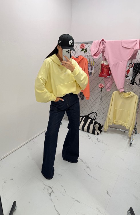 la milla bluza bananowa, la milla bluza dresowa żółta, la milla bluza z kapturem na wiosnę, bluza z kapturem oversize żółta, wygodna bawełniana bluza oversize z kapturem do wiosennych stylizacji, bluza z kapturem polska produkcja