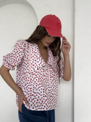 purpura muślinowa koszula z kołnierzykiem w czerwone kwiaty, purpura bluzka z kołnierzykiem do wiosennych stylizacji, purpura koszula z kołnierzykiem, purpura koszula z kołnierzykiem do spodni wiskozowych, muślinowa bluzka z kołnierzykiem na lato