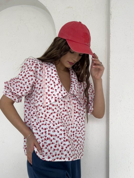 purpura muślinowa koszula z kołnierzykiem w czerwone kwiaty, purpura bluzka z kołnierzykiem do wiosennych stylizacji, purpura koszula z kołnierzykiem, purpura koszula z kołnierzykiem do spodni wiskozowych, muślinowa bluzka z kołnierzykiem na lato