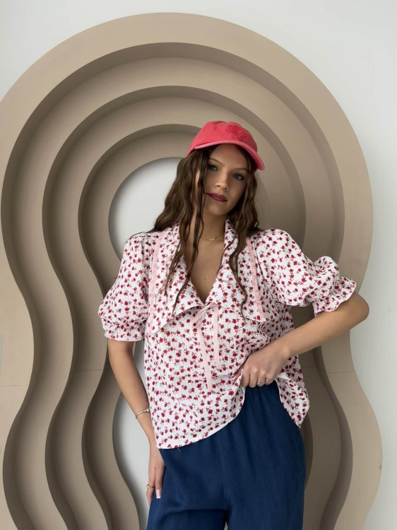 purpura muślinowa koszula z kołnierzykiem w czerwone kwiaty, purpura bluzka z kołnierzykiem do wiosennych stylizacji, purpura koszula z kołnierzykiem, purpura koszula z kołnierzykiem do spodni wiskozowych, muślinowa bluzka z kołnierzykiem na lato