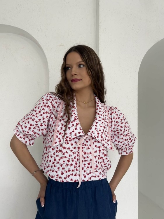 purpura muślinowa koszula z kołnierzykiem w czerwone kwiaty, purpura bluzka z kołnierzykiem do wiosennych stylizacji, purpura koszula z kołnierzykiem, purpura koszula z kołnierzykiem do spodni wiskozowych, muślinowa bluzka z kołnierzykiem na lato