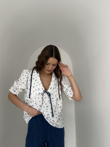 purpura muślinowa koszula z kołnierzykiem w niebieskie kwiaty, purpura bluzka z kołnierzykiem do wiosennych stylizacji, purpura koszula z kołnierzykiem, purpura koszula z kołnierzykiem do spodni wiskozowych, muślinowa bluzka z kołnierzykiem na lato