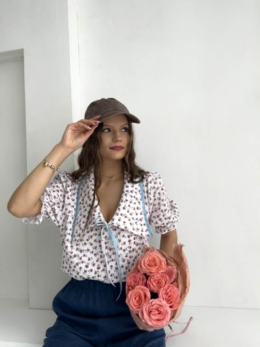 purpura muślinowa koszula z kołnierzykiem w ceglane kwiaty, purpura bluzka z kołnierzykiem do wiosennych stylizacji, purpura koszula z kołnierzykiem, purpura koszula z kołnierzykiem do spodni wiskozowych, muślinowa bluzka z kołnierzykiem na lato