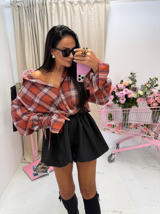 la milla koszula w kratę ceglana, la milla koszula ceglana w kratę, la milla koszula w kratę ceglana na wiosnę z wiązaniami na mankietach, dłuższa koszula w kratkę do legginsów, ceglana koszula w kratę la milla do wiosennych stylizacji