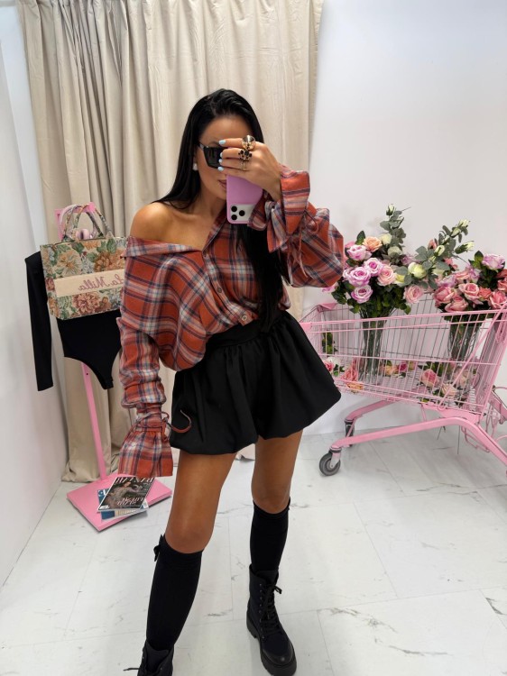 la milla koszula w kratę ceglana, la milla koszula ceglana w kratę, la milla koszula w kratę ceglana na wiosnę z wiązaniami na mankietach, dłuższa koszula w kratkę do legginsów, ceglana koszula w kratę la milla do wiosennych stylizacji