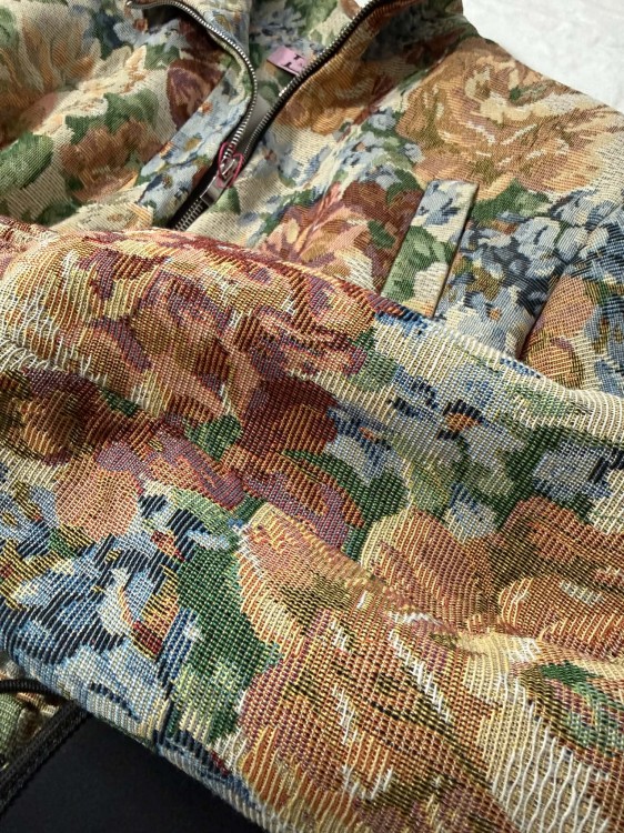 bomberka la milla, bomberka żakardowa z niebieskim, bomberka Rosalie z niebieskim, bomberka Rozalia la milla, bomberka Rosalie la milla, bomberka w kwiaty la milla, bomberka żakardowa la milla