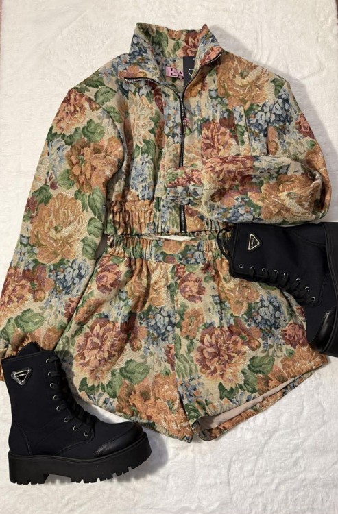 bomberka la milla, bomberka żakardowa z niebieskim, bomberka Rosalie z niebieskim, bomberka Rozalia la milla, bomberka Rosalie la milla, bomberka w kwiaty la milla, bomberka żakardowa la milla