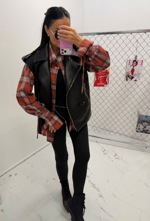 la milla koszula w kratę ceglana, la milla koszula ceglana w kratę, la milla koszula w kratę ceglana na wiosnę z wiązaniami na mankietach, dłuższa koszula w kratkę do legginsów, ceglana koszula w kratę la milla do wiosennych stylizacji