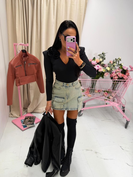 la milla body czarne z dekoltem w szpic, la milla body czarne z kwiatem, la milla czarne body z różą, eleganckie czarne body la milla na wiosnę, la milla body z różą do spódniczki, la milla body wiosenne stylizacje