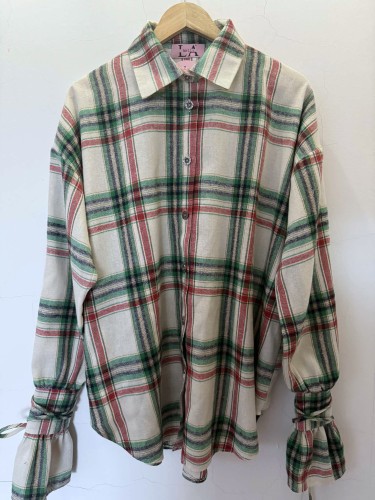 la milla koszula w kratę zielona, la milla koszula zielono-czerwona w kratę, la milla koszula w kratę czerwona na wiosnę z wiązaniami na mankietach, dłuższa koszula w kratkę do legginsów, zielono-czerwona koszula w kratę la milla do wiosennych stylizacji