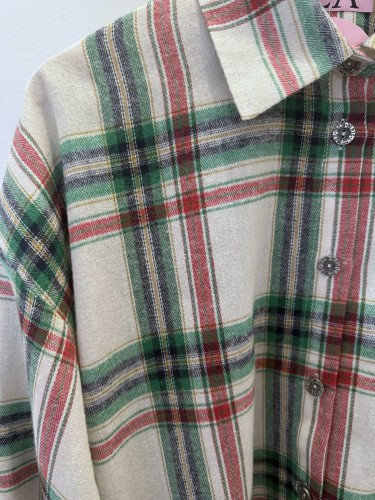 la milla koszula w kratę zielona, la milla koszula zielono-czerwona w kratę, la milla koszula w kratę czerwona na wiosnę z wiązaniami na mankietach, dłuższa koszula w kratkę do legginsów, zielono-czerwona koszula w kratę la milla do wiosennych stylizacji