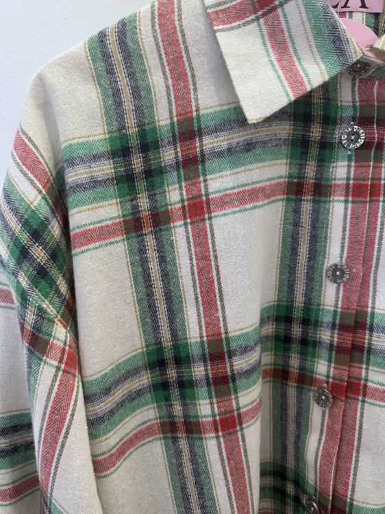 la milla koszula w kratę zielona, la milla koszula zielono-czerwona w kratę, la milla koszula w kratę czerwona na wiosnę z wiązaniami na mankietach, dłuższa koszula w kratkę do legginsów, zielono-czerwona koszula w kratę la milla do wiosennych stylizacji