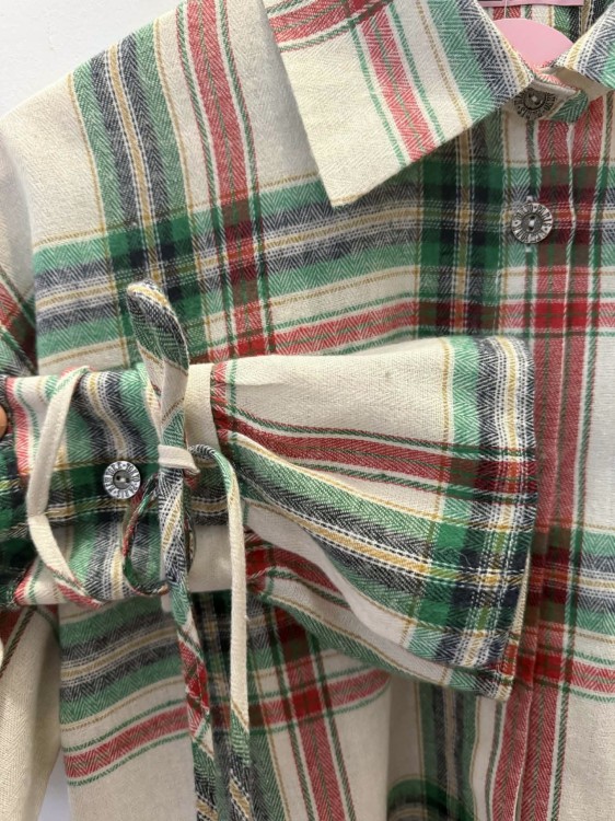 la milla koszula w kratę zielona, la milla koszula zielono-czerwona w kratę, la milla koszula w kratę czerwona na wiosnę z wiązaniami na mankietach, dłuższa koszula w kratkę do legginsów, zielono-czerwona koszula w kratę la milla do wiosennych stylizacji