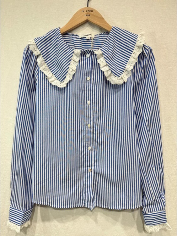 koszula z kołnierzykiem niebieska w paski, bawełniana koszula z kołnierzykiem w paski niebieska, elegancka koszula w paski niebieska, niebieska koszula z kołnierzykiem na wiosnę, koszula z kołnierzykiem niebieska do jeansów na wiosnę