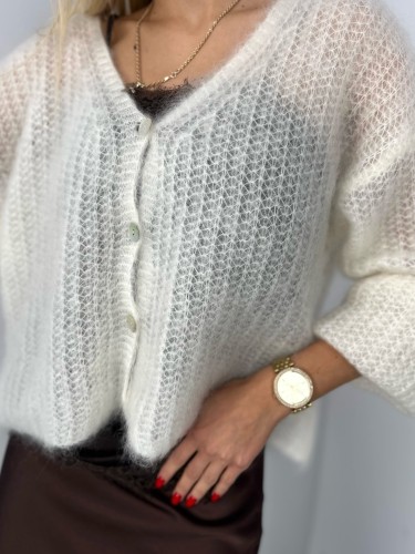 kardigan moherowy śmietankowy, kardigan kid moher śmietanka, kardigan kid moher na wiosnę, kardigan kid moher zapinany na guziki, puszysty kardigan moherowy śmietankowy, elegancki kardigan na sukienkę