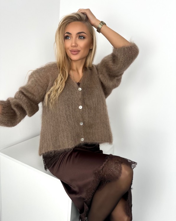 kardigan moherowy karmelowy, kardigan kid moher karmel, kardigan kid moher na wiosnę, kardigan kid moher zapinany na guziki, puszysty kardigan moherowy karmelowy, elegancki kardigan moherowy na sukienkę