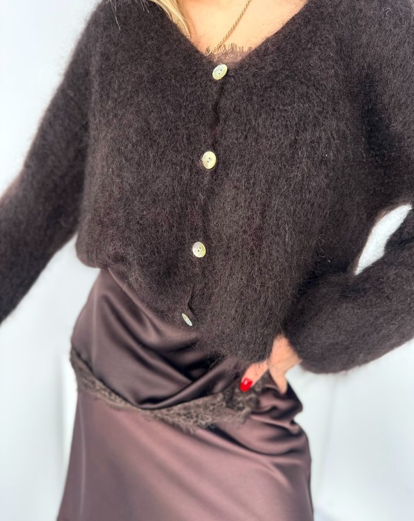 kardigan moherowy czekoladowy, kardigan kid moher czekolada, kardigan kid moher na wiosnę, kardigan kid moher zapinany na guziki, puszysty kardigan moherowy czekoladowy, elegancki kardigan moherowy na sukienkę