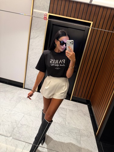 czarny tshirt paris la milla, la milla tshirt paris haft, t-shirt czarny la milla, tshirt la milla czarny, la milla czarny t-shirt do jeansów na wiosnę, la milla bluzka Paris z haftem czarna, la milla czarny shirt do wiosennych stylizacji