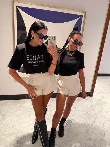 czarny tshirt paris la milla, la milla tshirt paris haft, t-shirt czarny la milla, tshirt la milla czarny, la milla czarny t-shirt do jeansów na wiosnę, la milla bluzka Paris z haftem czarna, la milla czarny shirt do wiosennych stylizacji