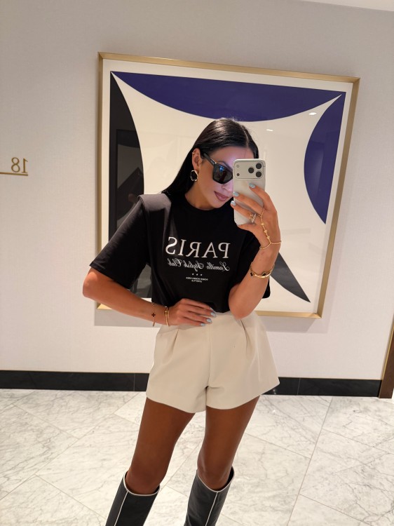 czarny tshirt paris la milla, la milla tshirt paris haft, t-shirt czarny la milla, tshirt la milla czarny, la milla czarny t-shirt do jeansów na wiosnę, la milla bluzka Paris z haftem czarna, la milla czarny shirt do wiosennych stylizacji