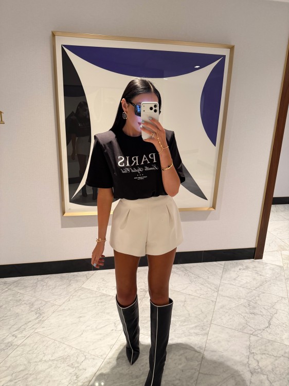 czarny tshirt paris la milla, la milla tshirt paris haft, t-shirt czarny la milla, tshirt la milla czarny, la milla czarny t-shirt do jeansów na wiosnę, la milla bluzka Paris z haftem czarna, la milla czarny shirt do wiosennych stylizacji