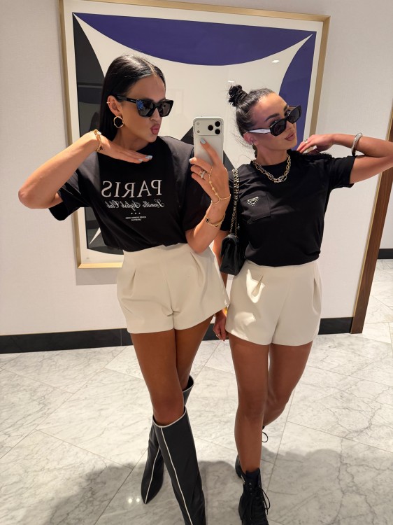 czarny tshirt paris la milla, la milla tshirt paris haft, t-shirt czarny la milla, tshirt la milla czarny, la milla czarny t-shirt do jeansów na wiosnę, la milla bluzka Paris z haftem czarna, la milla czarny shirt do wiosennych stylizacji