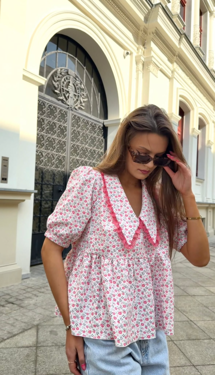 purpura koszula z kołnierzykiem w kwiaty, purpura bluzka z kołnierzykiem do wiosennych stylizacji, purpura koszula z kołnierzykiem, purpura koszula z kołnierzykiem do spodni wiskozowych, bawełniana bluzka z kołnierzykiem na lato