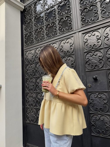 purpura koszula z kołnierzykiem żółta, purpura bluzka z kołnierzykiem do wiosennych stylizacji, purpura koszula z kołnierzykiem cytrynowa, purpura koszula z kołnierzykiem do spodni wiskozowych, bawełniana bluzka z kołnierzykiem na lato