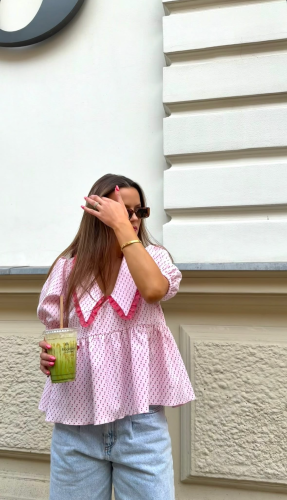 purpura koszula z kołnierzykiem w kwiaty, purpura bluzka z kołnierzykiem do wiosennych stylizacji, purpura koszula z kołnierzykiem, purpura koszula z kołnierzykiem do spodni wiskozowych, bawełniana bluzka z kołnierzykiem na lato