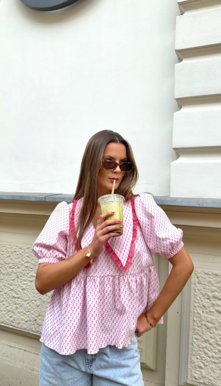 purpura koszula z kołnierzykiem w kwiaty, purpura bluzka z kołnierzykiem do wiosennych stylizacji, purpura koszula z kołnierzykiem, purpura koszula z kołnierzykiem do spodni wiskozowych, bawełniana bluzka z kołnierzykiem na lato