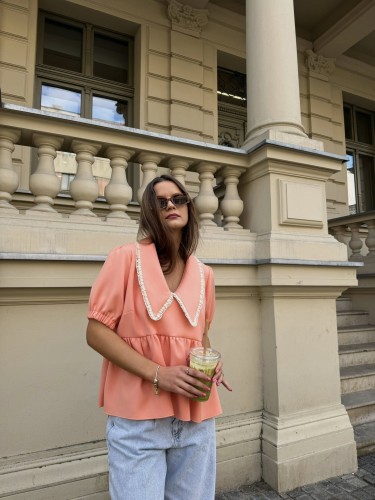 purpura koszula z kołnierzykiem brzoskwiniowa, purpura bluzka z kołnierzykiem do wiosennych stylizacji, purpura koszula z kołnierzykiem brzoskwiniowa, purpura koszula z kołnierzykiem do spodni wiskozowych, bawełniana bluzka z kołnierzykiem na lato