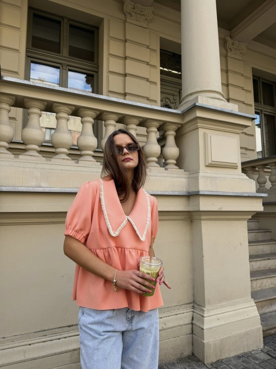 purpura koszula z kołnierzykiem brzoskwiniowa, purpura bluzka z kołnierzykiem do wiosennych stylizacji, purpura koszula z kołnierzykiem brzoskwiniowa, purpura koszula z kołnierzykiem do spodni wiskozowych, bawełniana bluzka z kołnierzykiem na lato