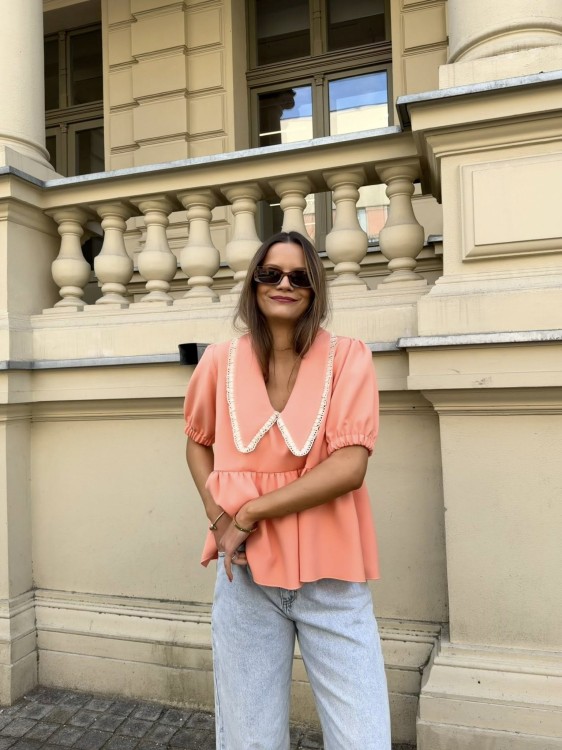 purpura koszula z kołnierzykiem brzoskwiniowa, purpura bluzka z kołnierzykiem do wiosennych stylizacji, purpura koszula z kołnierzykiem brzoskwiniowa, purpura koszula z kołnierzykiem do spodni wiskozowych, bawełniana bluzka z kołnierzykiem na lato