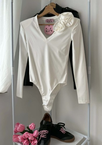 la milla body białe z dekoltem w szpic, la milla body białe z kwiatem, la milla białe body z różą, eleganckie białe body la milla na wiosnę, la milla body z różą do spódniczki, la milla body wiosenne stylizacje