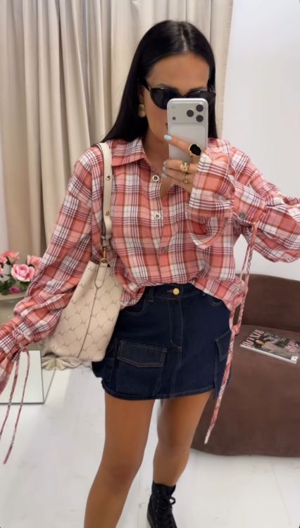 la milla koszula w kratę brzoskwiniowa, la milla koszula brzoskwiniowa w kratę, la milla koszula w kratę brzoskwiniowa na wiosnę z wiązaniami na mankietach, la milla dłuższa koszula w kratkę, brzoskwiniowa koszula w kratę la milla do wiosennych stylizacji