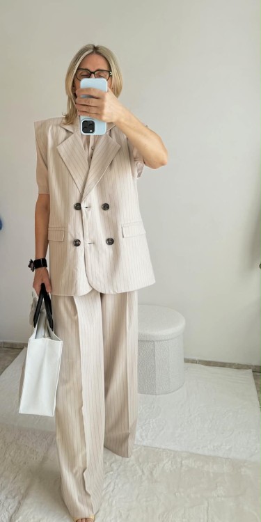 kamizelka beżowa la milla, beżowa kamizelka w paski la milla, wiosenne stylizacje, kamizelka beżowa do jeansów, kamizelka beżowa do spodni w kant, la milla kamizelka oversize, la milla kamizelka garnitur, la milla garnitur beżowy na komunię