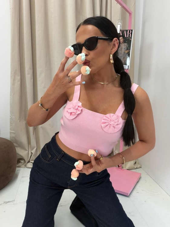 la milla top sweterkowy z różami, la milla krótki top różowy z różami, la milla top dzianinowy z różami, la milla top sweterkowy na wiosnę, la milla różowy top na lato, la milla top na wakacje