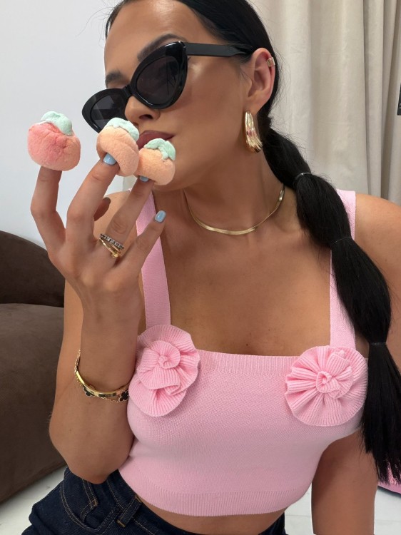 la milla top sweterkowy z różami, la milla krótki top różowy z różami, la milla top dzianinowy z różami, la milla top sweterkowy na wiosnę, la milla różowy top na lato, la milla top na wakacje